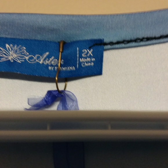 ⬇️Aster Henley style floral tunic - Picture 7 of 10